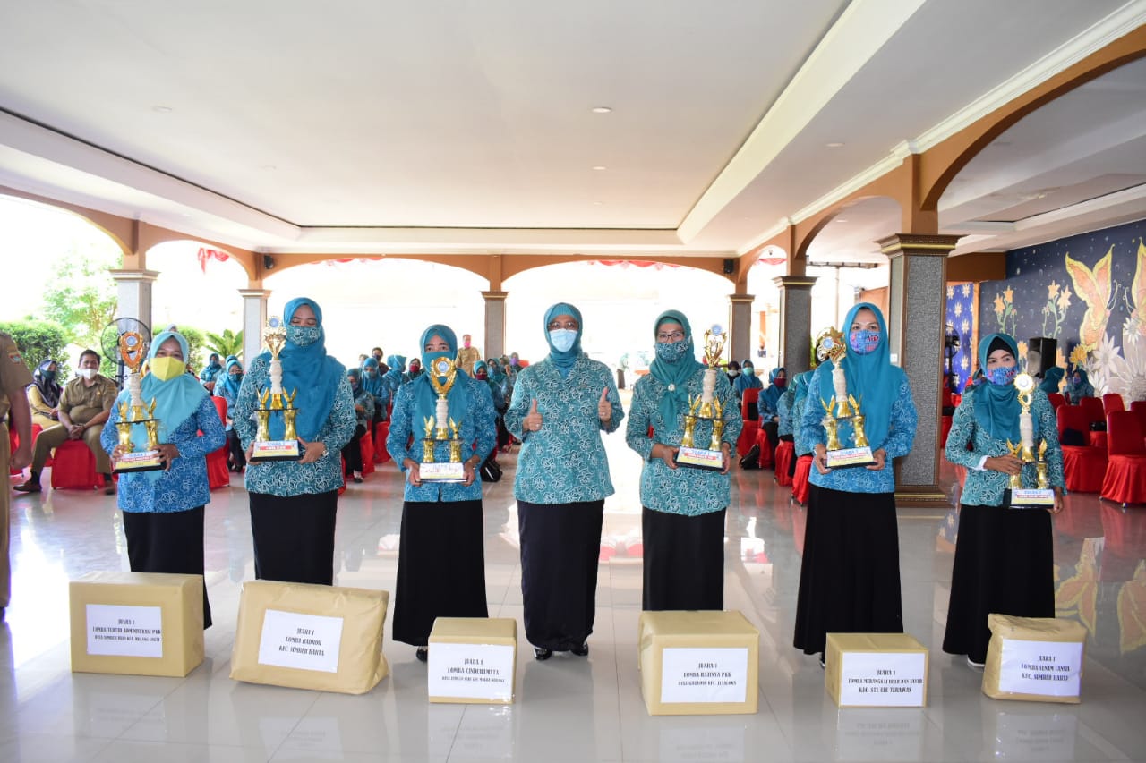 Pemkab Mura melalui TP PKK Musi Rawas serahkan Bantuan dan pemberian hadiah lomba PKK Kab MURA Tahun