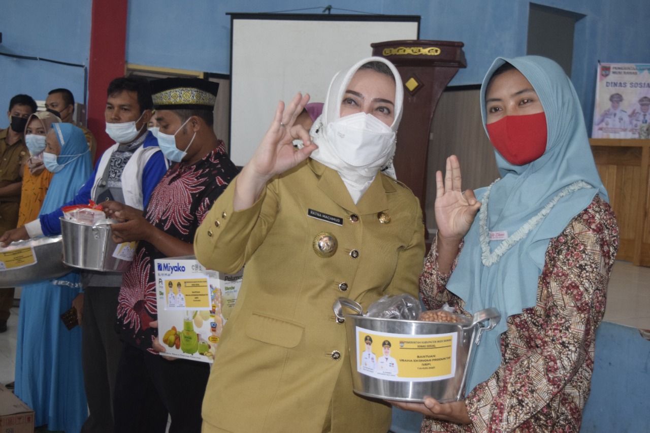 Bupati Mura Serahkan Langsung Barang Bantuan Usaha Ekonomi Produktif Kepada Pelaku Usaha