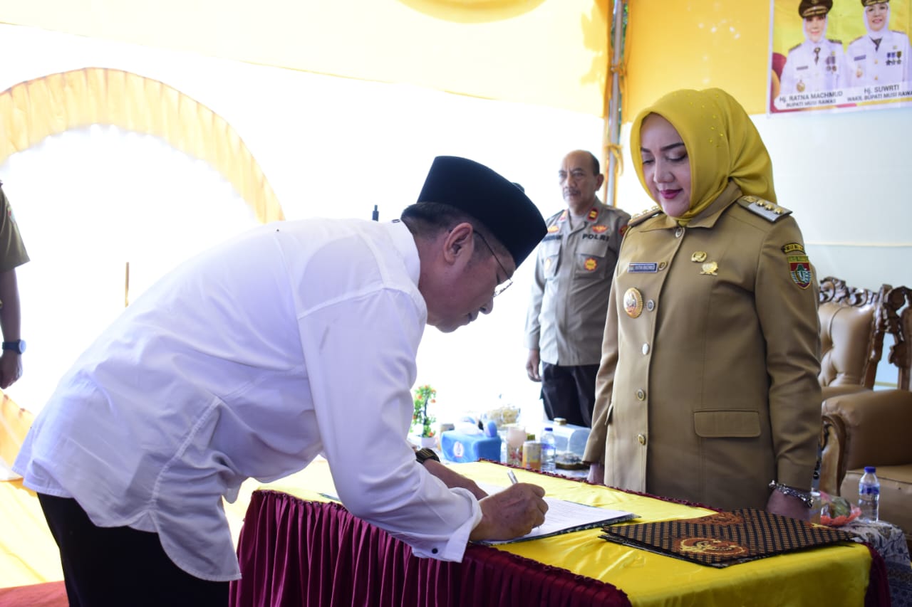 Lantik Pengurus dan Badan Pengawas Koperasi KSU PKS Peneban Lestari Desa Paduraksa dan Desa Sukamari