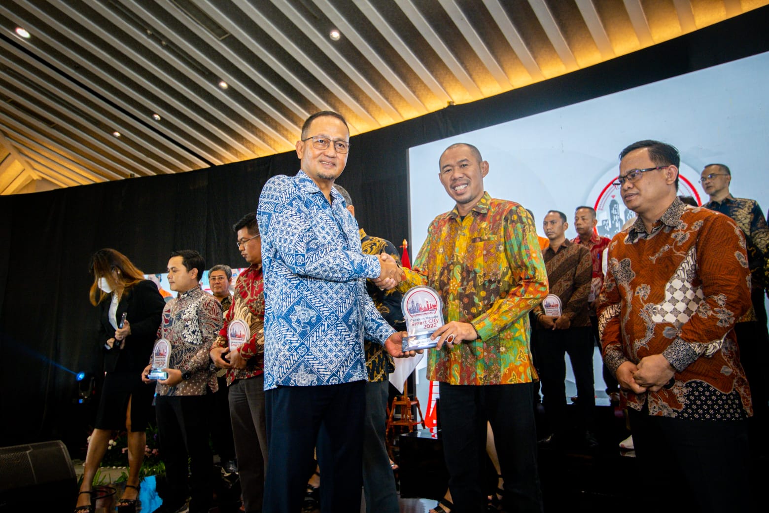 Terima penghargaan dari Kemenkominfo RI pada acara puncak Seminar dan Pameran Gerakan Menuju Smart C