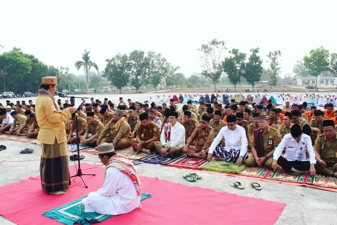 Bupati Musi Rawas H. Hendra Gunawan melaksanakan shalat Istisqa berjamaah di Taman Beregam