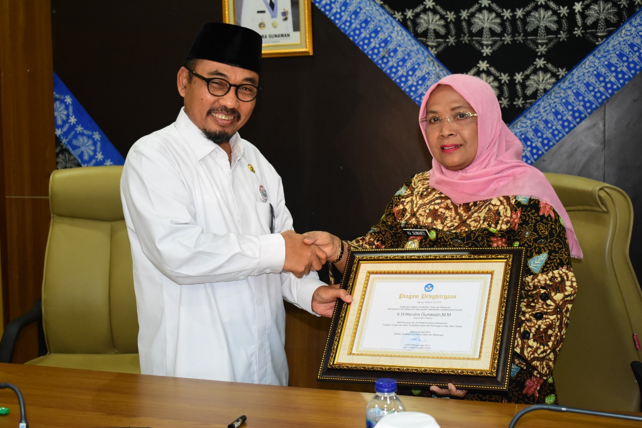 Sukses Jalankan Program Penjamin Mutu Pendidikan, Kemendikbud Berikan Penghargaan Kepada Bupati Mura