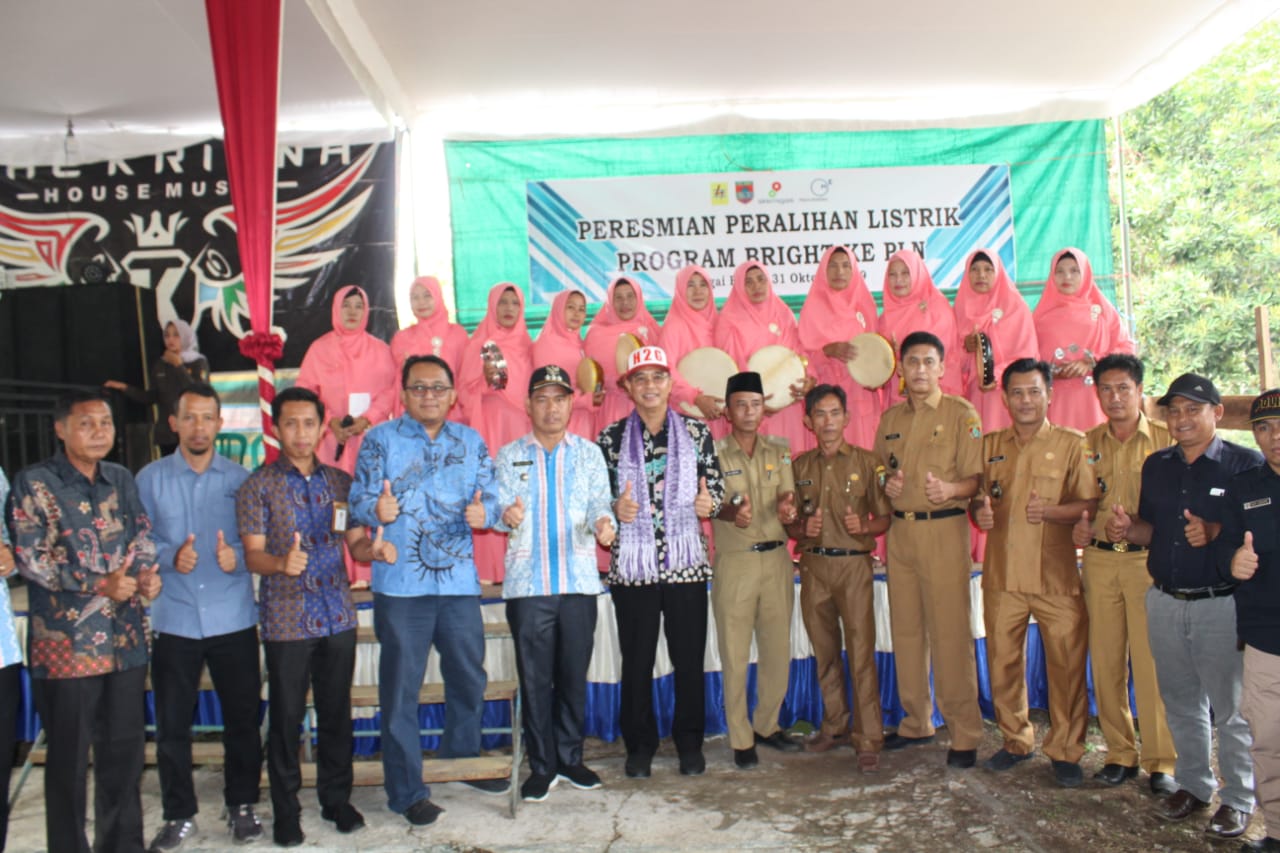 Diresmikan Bupati, Akhirnya Masyarakat Sungai Bunut Nikmati Aliran Listrik