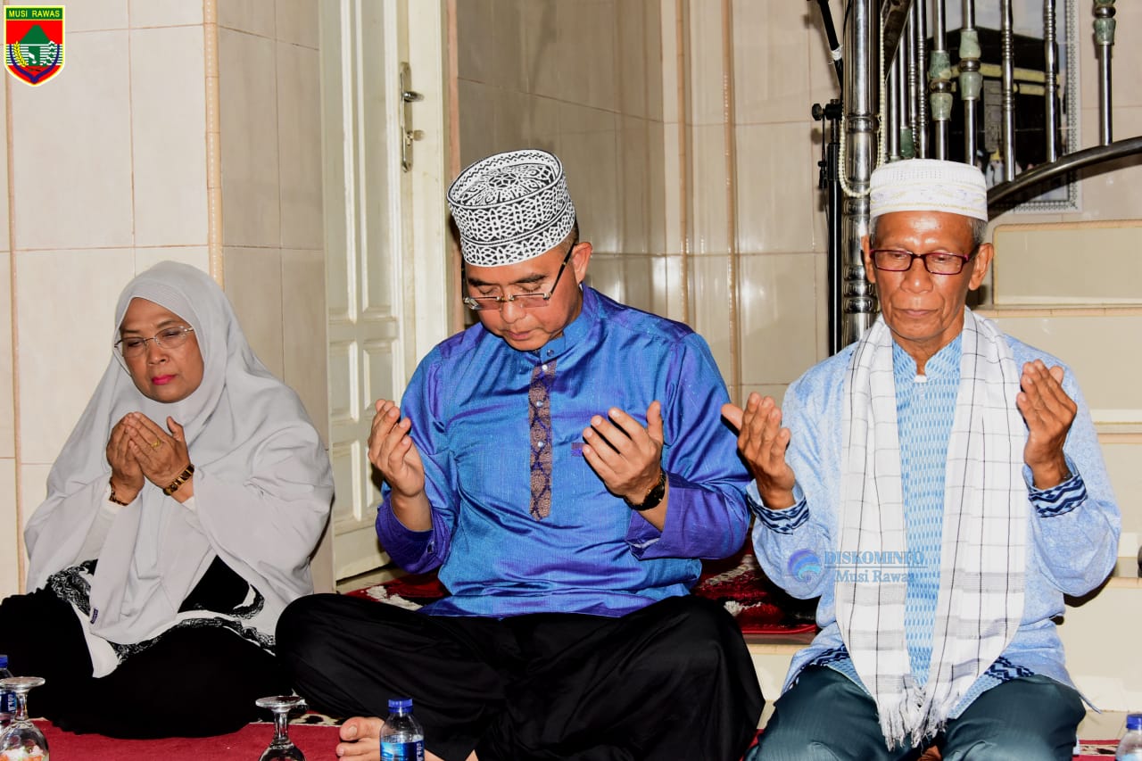 Bupati dan Wabup Hadiri Maulid Nabi Di Masjid Jamik Muara Kelingi