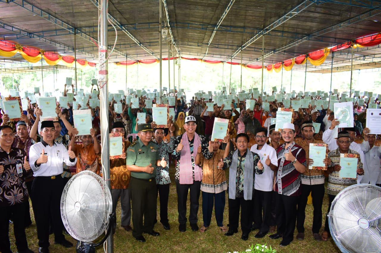 Bupati Bagikan 1.427 Serifikat Tanah Gratis