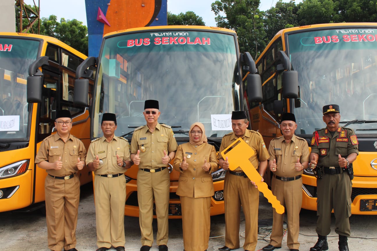 Bupati Musi Rawas Serahkan 10 Unit Bus Sekolah Ke Kecamatan