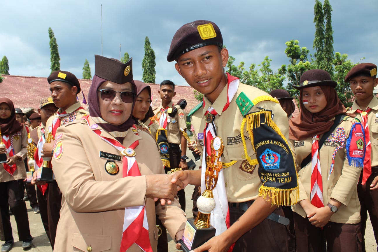 Wakil Bupati Serahkan Piala Juara Umum Kemah Prestasi Pramuka Di Giriyoso