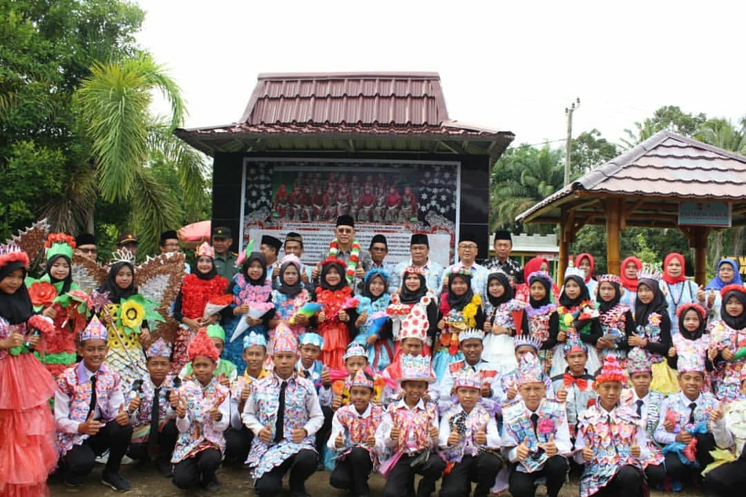 Pelajar SMPN Karya Sakti Tampilkan Kreasi Daur Ulang Sampah Plastik