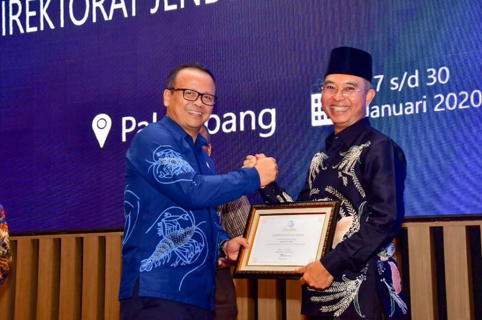 Bupati H2G Terima Penghargaan Dari Menteri Perikanan Dan Kebudayaan RI