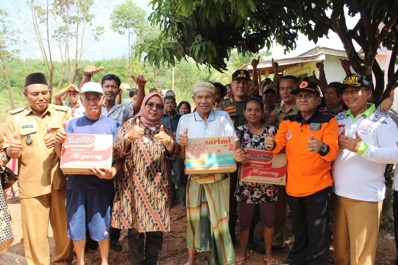 Wakil Bupati Hj Suwarti Serahkan Bantuan Korban Banjir Di BTS Ulu Cecar