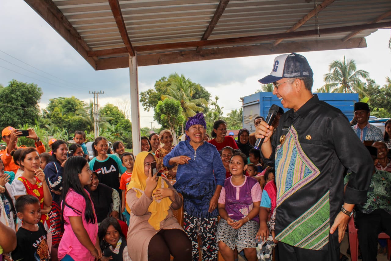 Kunjungan Ke SP 1 Desa Sembatu Jaya, Bupati Hibur Warganya Yang Terkena Banjir