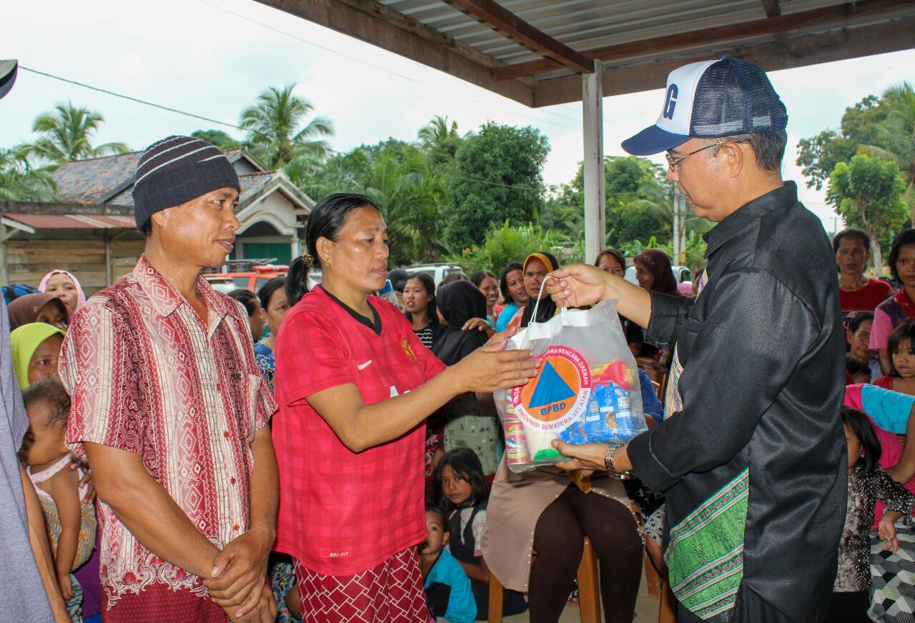 Bupati Musi Rawas Serahkan 211 Paket Sembako Di SP 1 Desa Sembatu Jaya