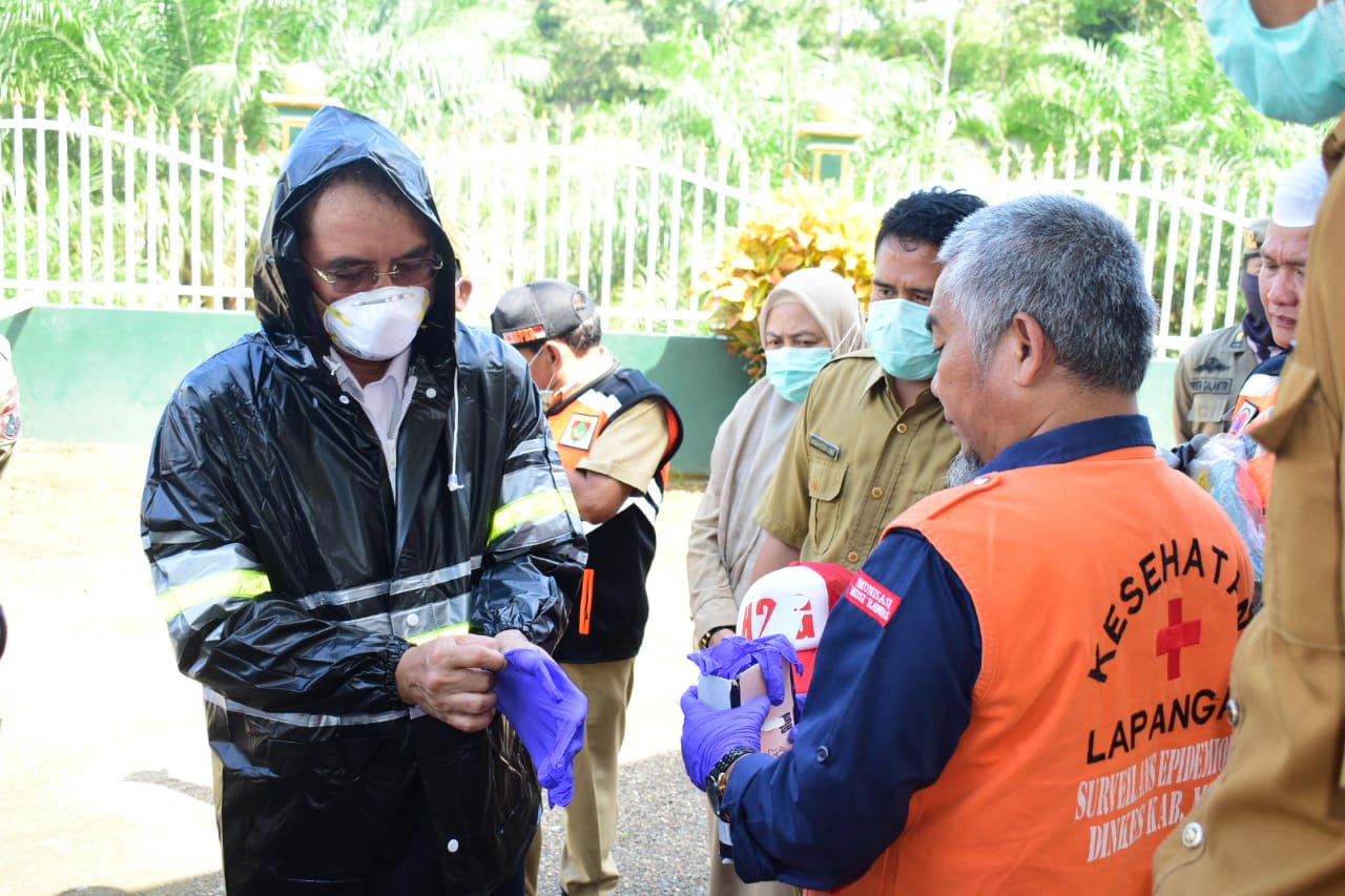 Cegah Virus Corona, Bupati Semprot Cairan Disinfektan