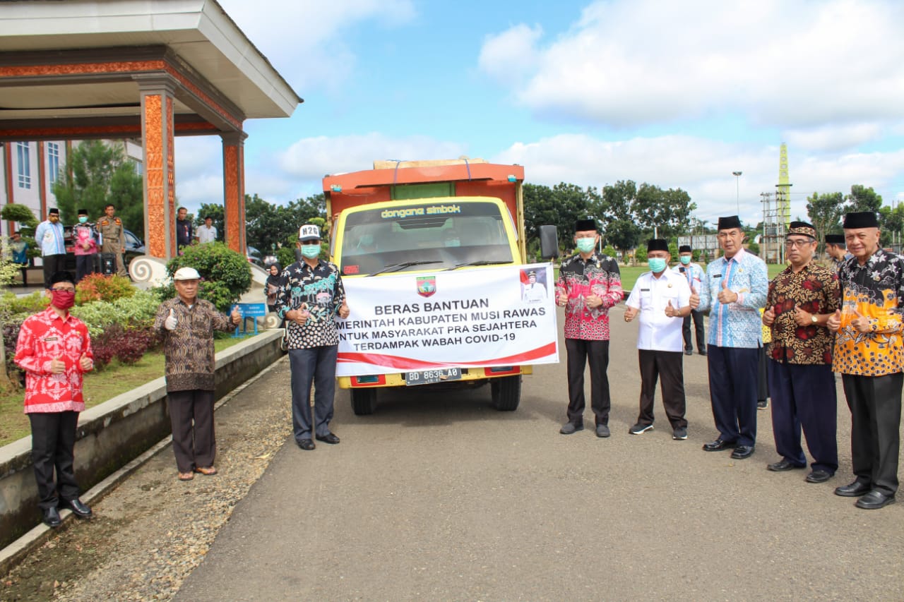 Bupati H Hendra Gunawan Salurkan 10 Ton Beras Di Wialayah TPK