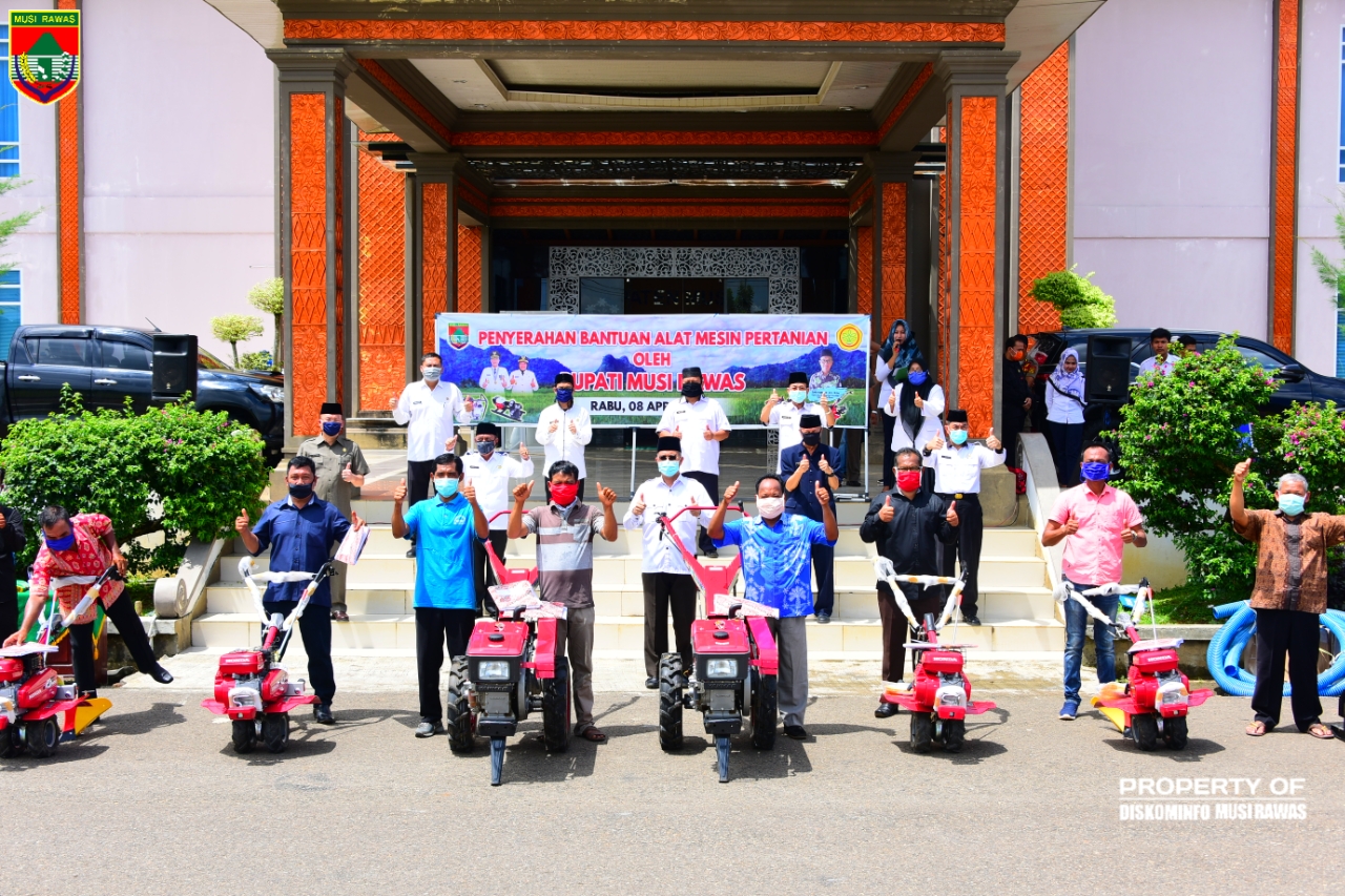 110 Kelompok Tani di Mura Terima Bantuan Mesin Pertanian dari Bupati