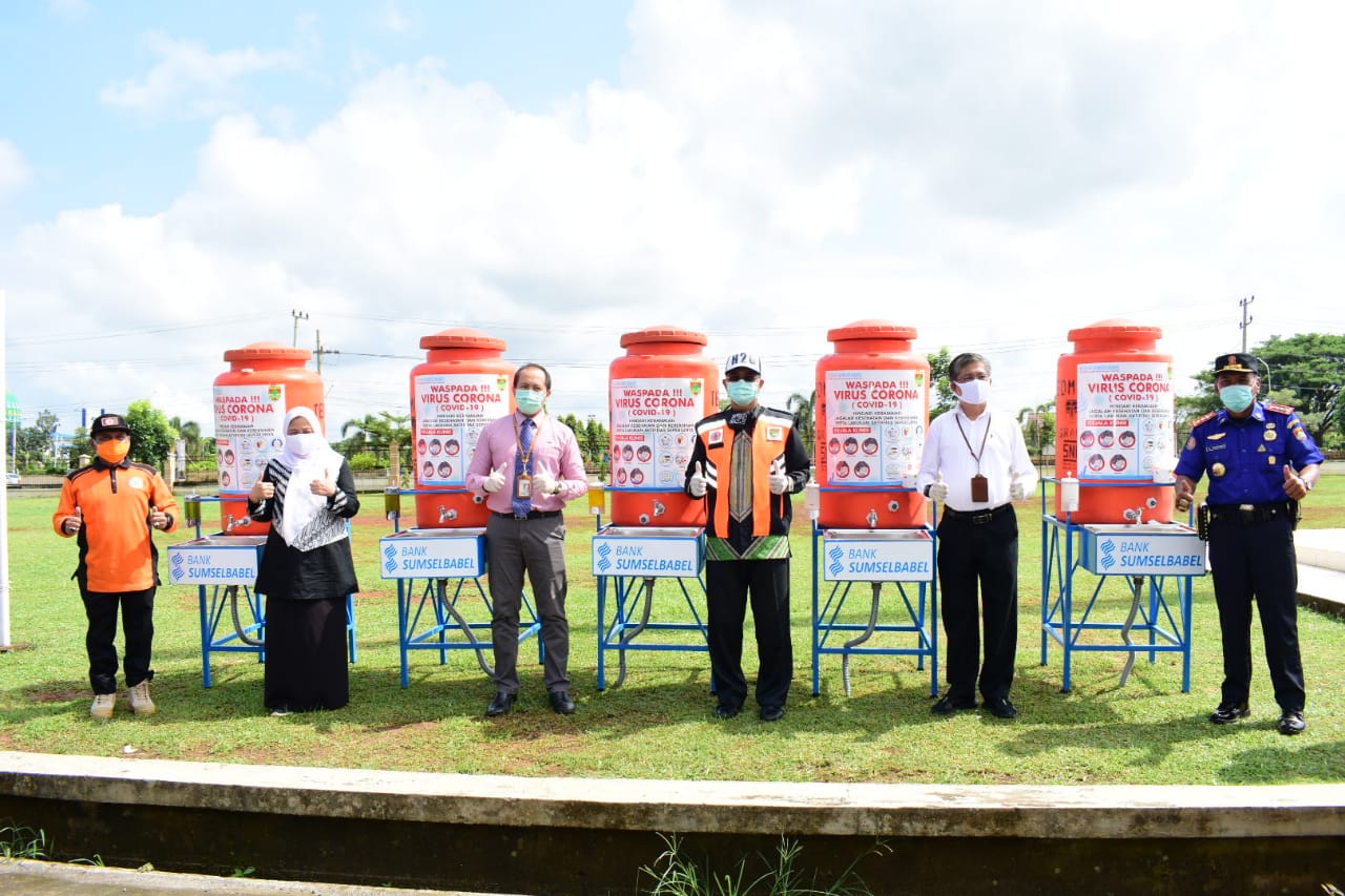Pemkab Mura Terima Bantuan 5 Portable Wastafel dari Bank Sumsel Babel