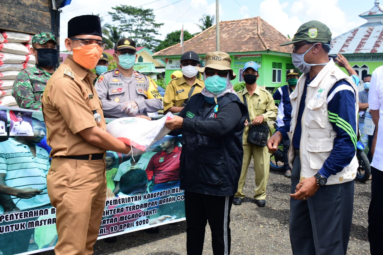 Wakil Bupati Musi Rawas serahkan bantuan beras di Kecamatan Megang Sakti
