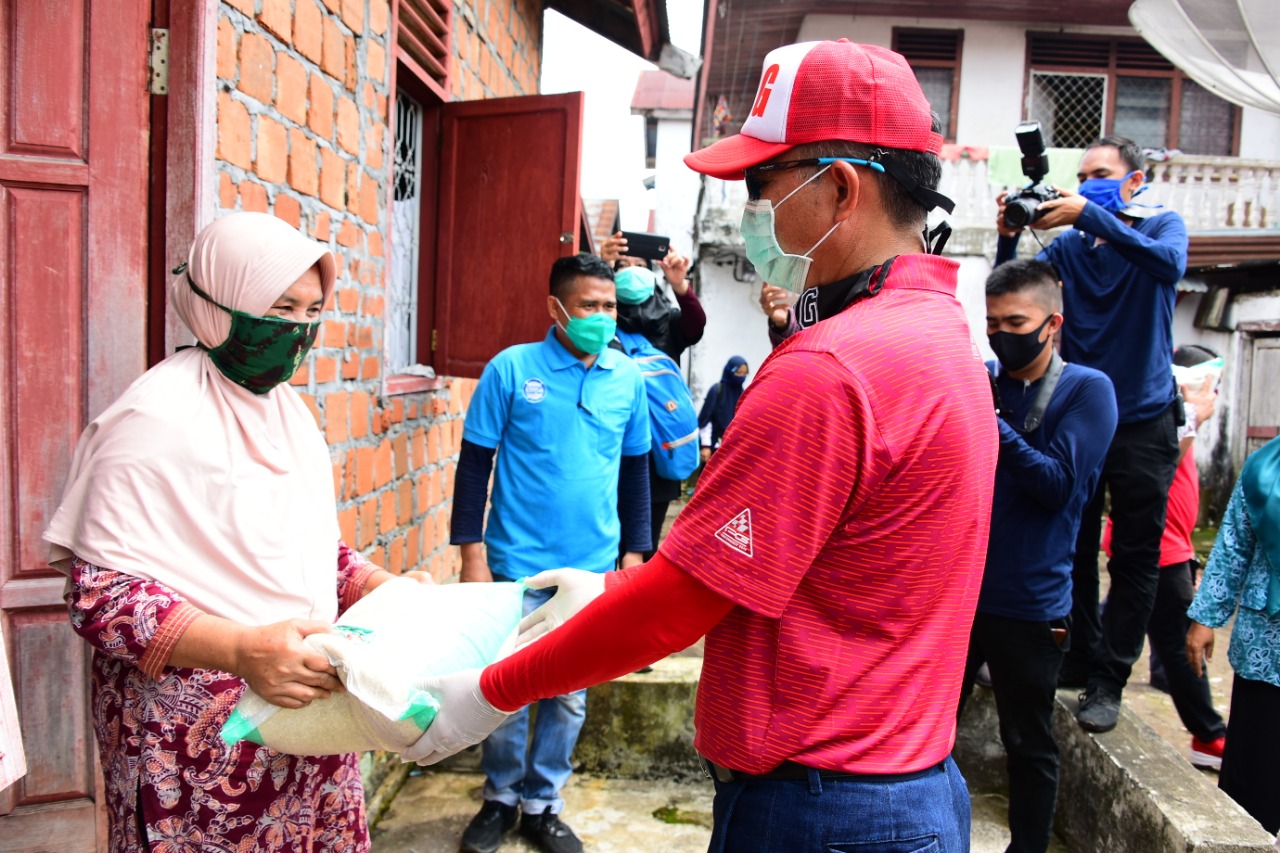 Bupati H2G Door To Door Salurkan Bantuan Sembako di Tugumulyo