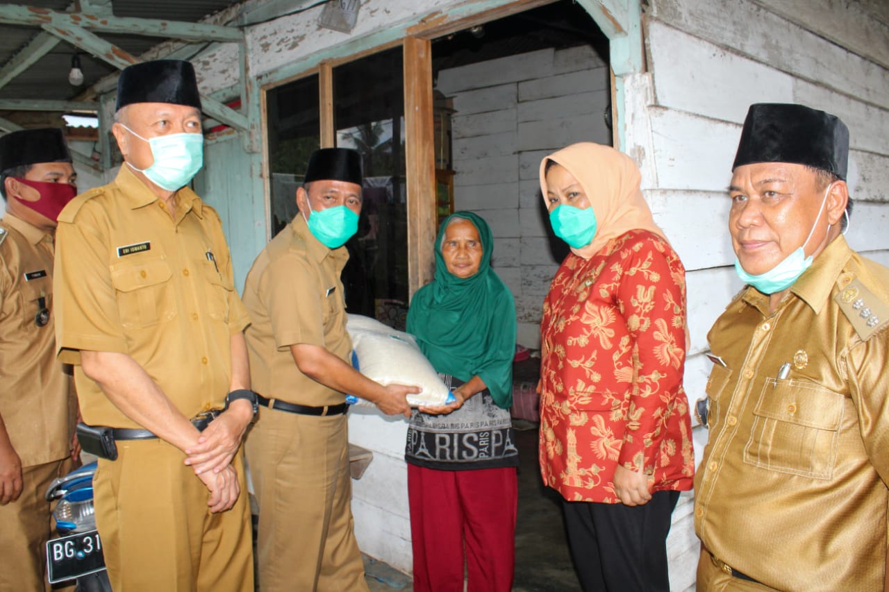 Sekda Kabupaten Musi Rawas Serahkan Bantuan di Muara Kelingi