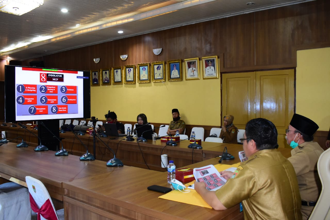 Sekda Kabupaten Musi Rawas memimpin rapat melalui Video Conference Pembahasan Capaian Target Renaksi