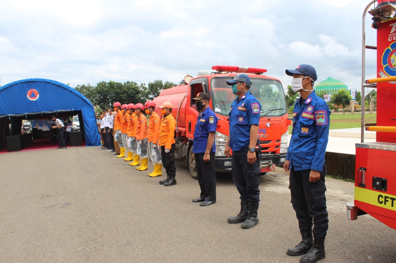 Pelepasan Tim Satgas Gugus Tugas Covid-19 Penyemprotan Desinfektan di Kecamatan Jayaloka dan Tiang P