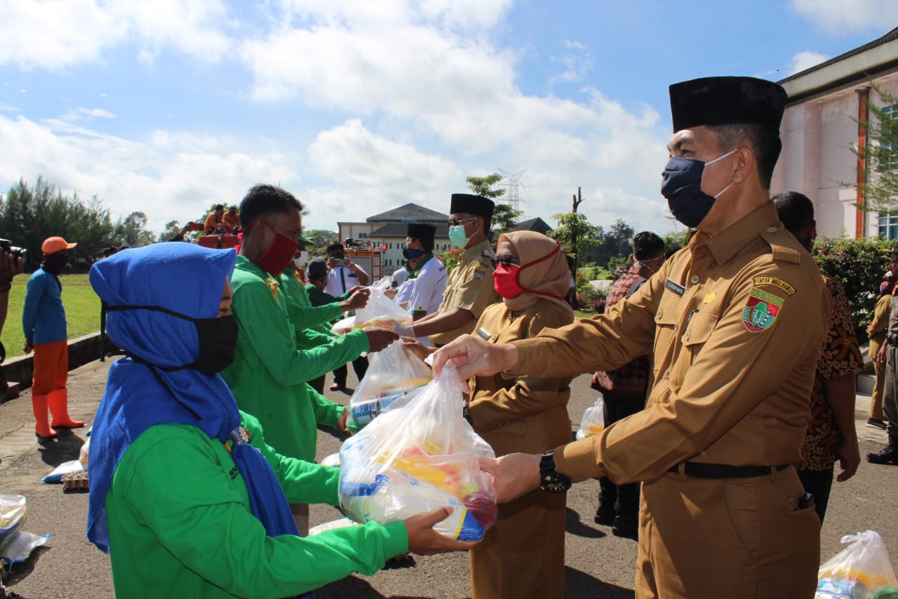 Pemkab Mura Bersama Baznas Berikan Sembako Kepada Pekerja Harian Lepas