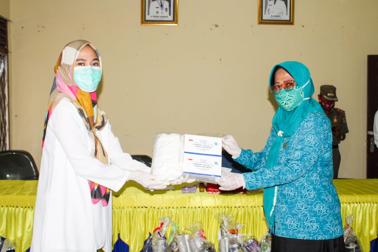 Ketua TP PKK Mura Bagikan Paket Bingkisan kepada TP PKK Kecamatan