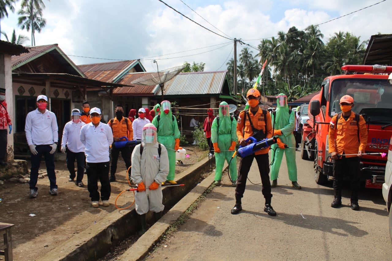 PMI Mura Bersama BPBD Lakukan Penyemprotan Desinfektan