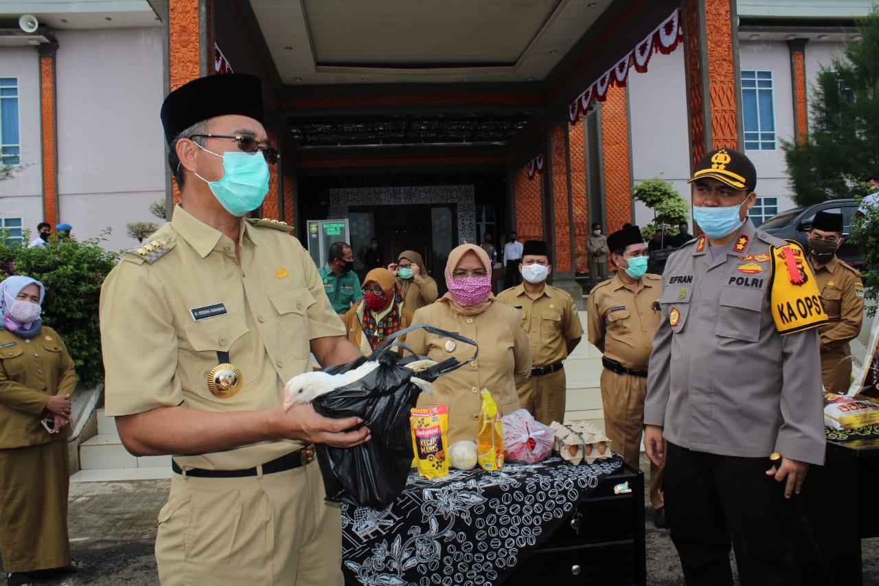 Tingkatkan Imunitas Warga, Bupati Resmi Melepas Bansos Sempurna Putaran Ke Dua