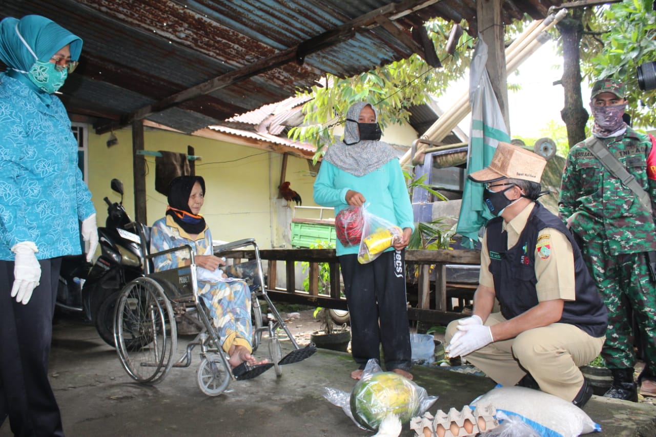 Bupati dan Ketua TP PKK Bagikan Langsung Sembako Sempurna