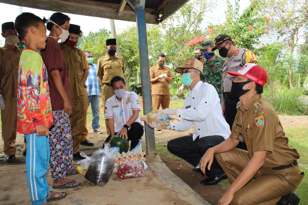 Bupati dan Ketua DPRD Mura Bagikan Langsung Sembako Sempurna