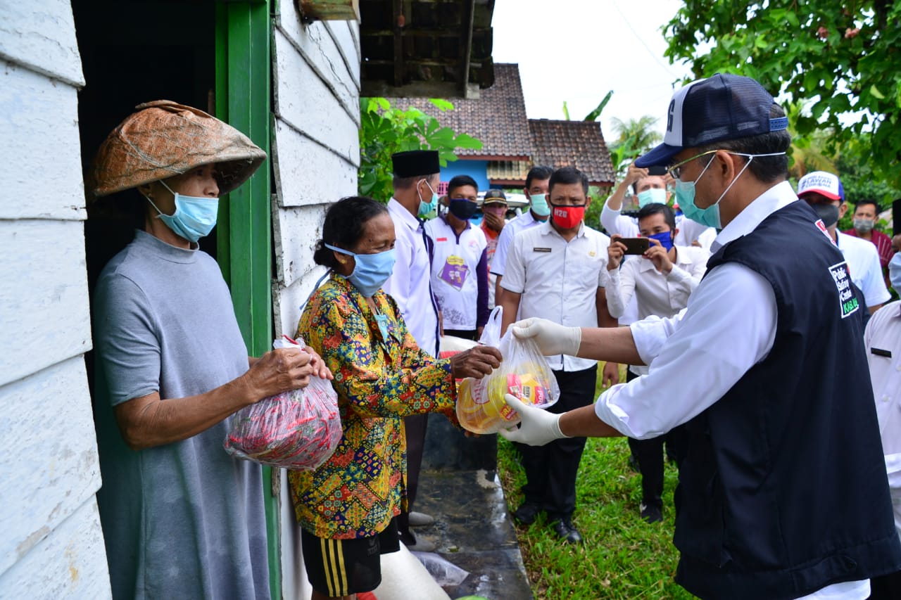 Bupati Bagikan Paket Bansos Sempurna ke Rumah Penerima di Sumber Harta