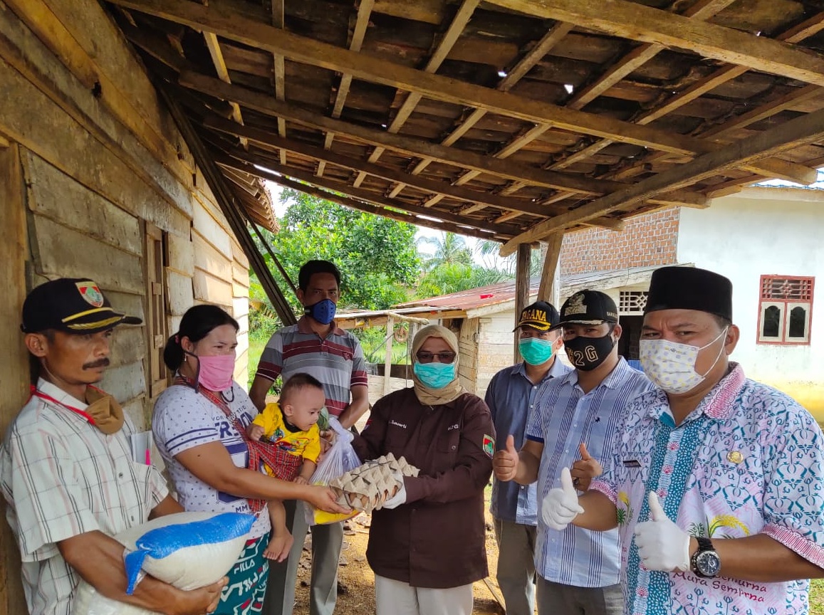 Wabup Bagikan Langsung Paket Bansos Sempurna di Desa Bamasco