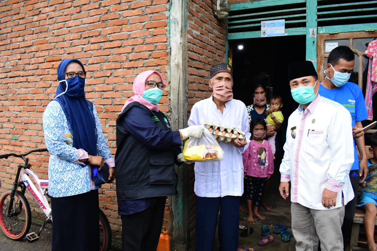 Di Desa Sungai Pinang, Wabup Hj Suwarti Serahkan Bansos Paket Sempurna