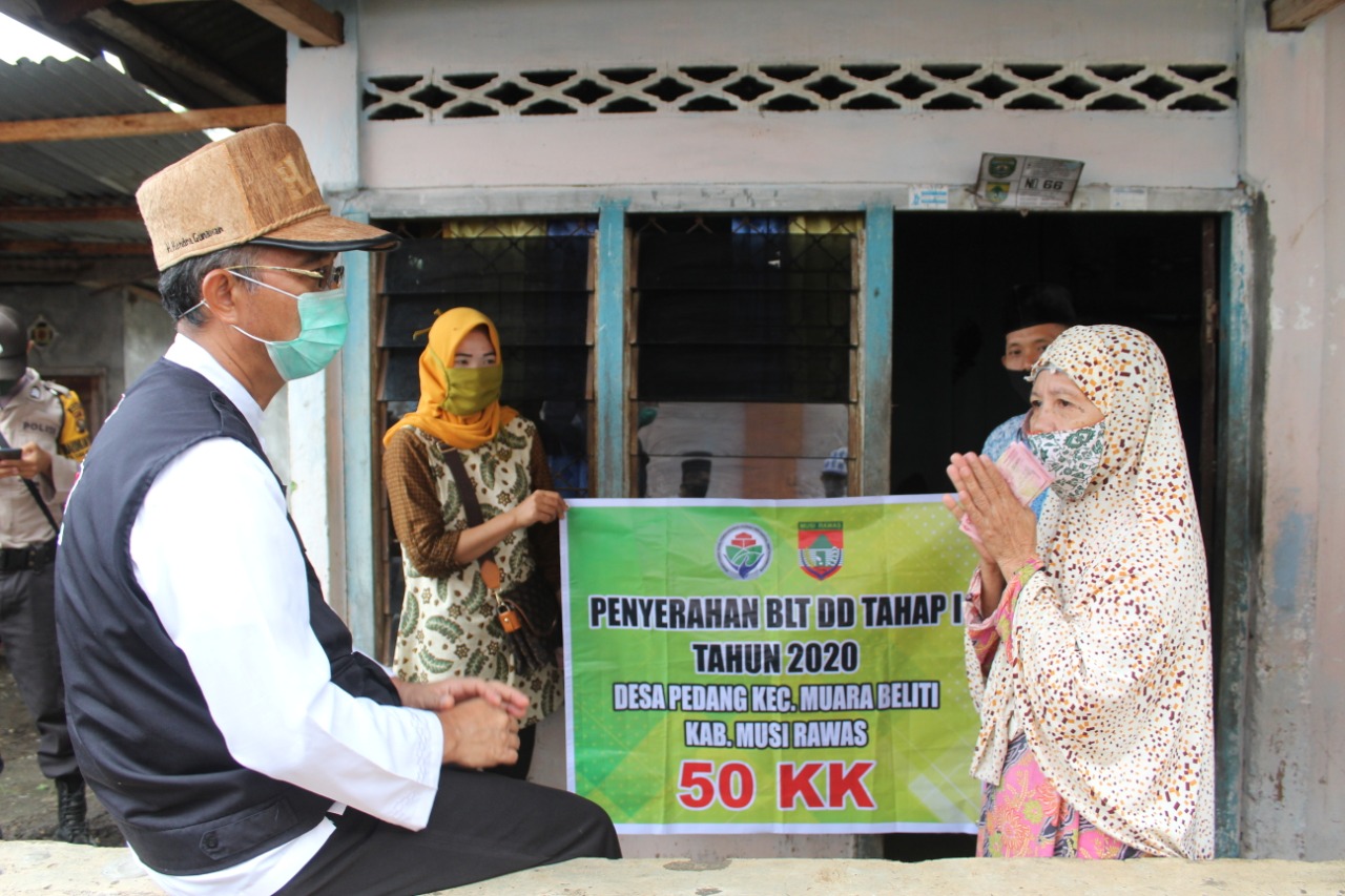 Bupati Mura Secara Simbolis Serahkan BLT-DD Kepada Warga Desa Pedang