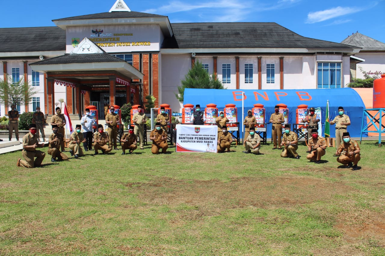 Bupati Mura Bagikan 50 Hidran Umum dan 50 Portabel Cuci Tangan