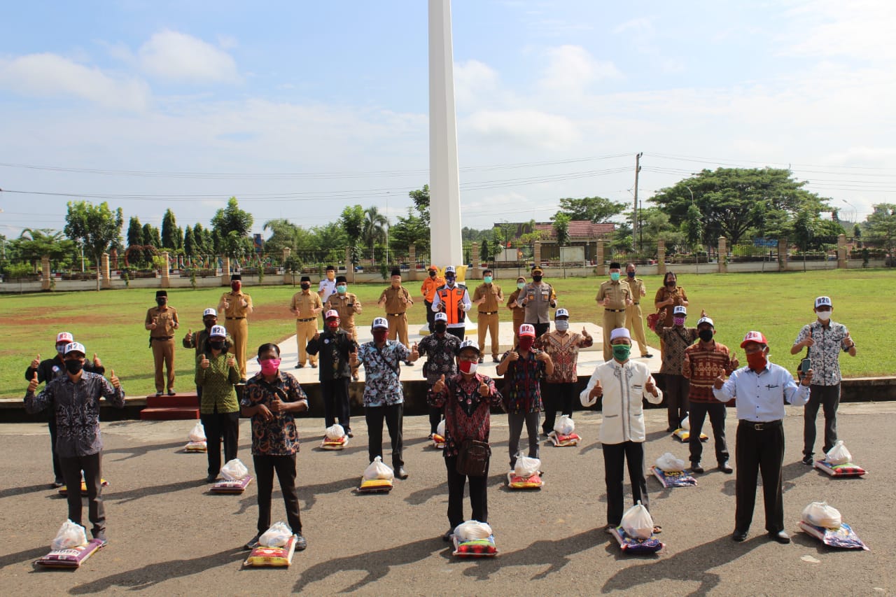 Bupati Mura Berikan Bantuan Kepada Panti Asuhan, Panti Jompo dan Pendeta