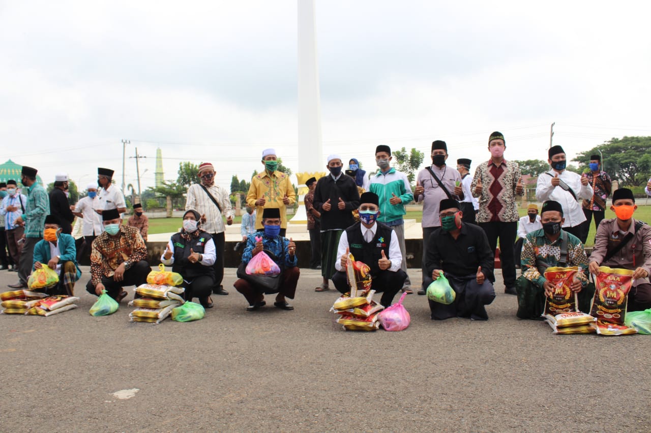 Bupati Berikan Bansos Kepada 30 Pesantren Di Kabupaten Musi Rawas