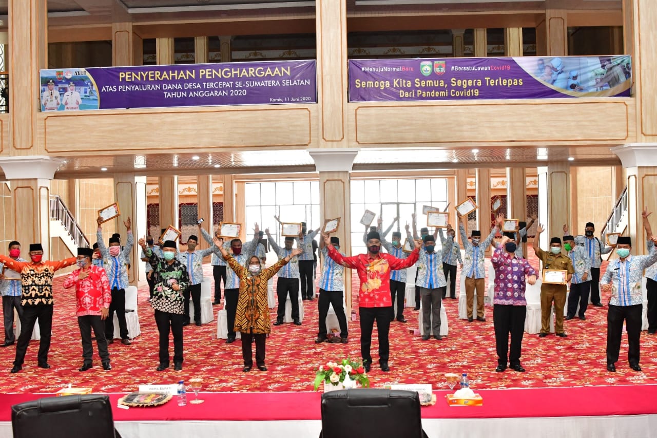 Kepada 25 Desa, Bupati Berikan Penghargaan Atas Penyaluran Dana Desa Tercepat Se-Sumsel