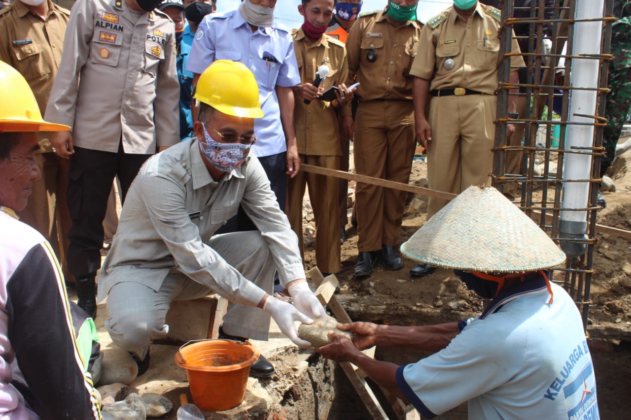 Bupati Musi Rawas Lakukan Peletakan Batu Pertama Pembangunan Masjid Ar-Rohman Desa Widodo