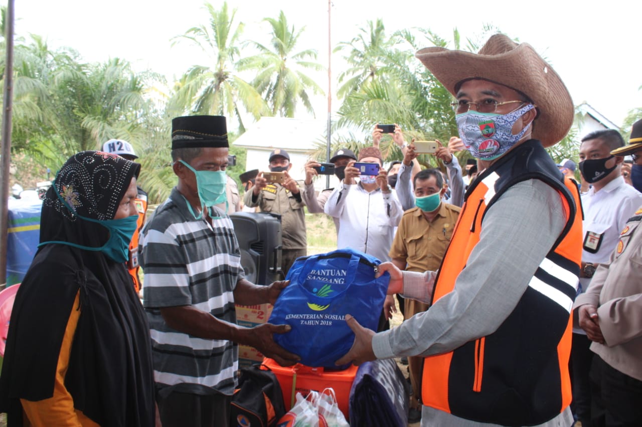 Bupati Berikan Bantuan Kepada Korban Kebakaran di Desa Madang