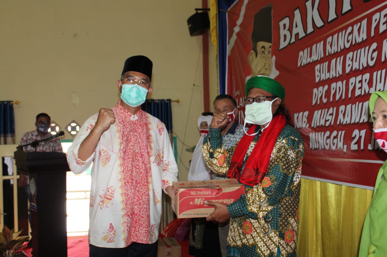 Peringati Bulan Bung Karno, Bupati Hadiri Penyerahan 1000 Paket Sembako oleh DPC PDIP Mura