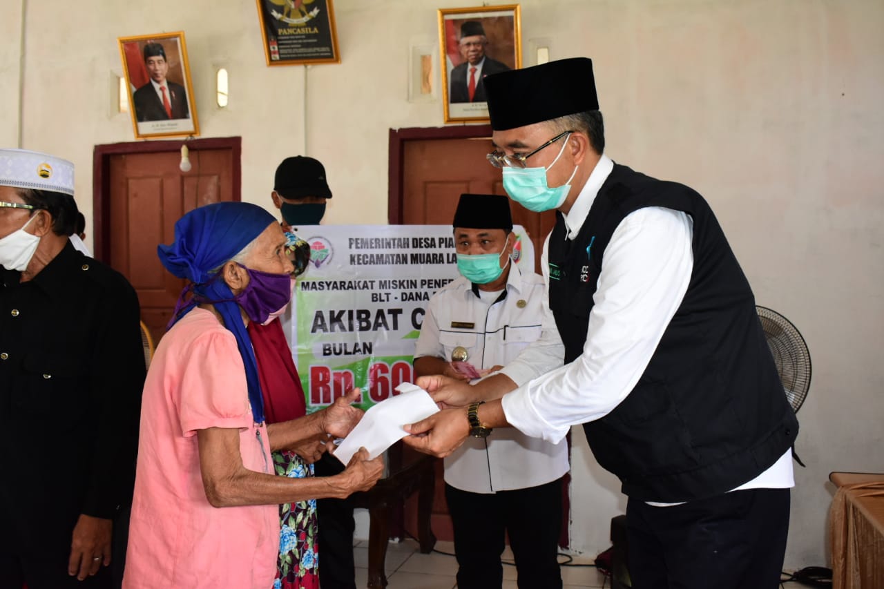 Bupati membangikan secara langsung BLT Dana Desa Akibat Covid-19