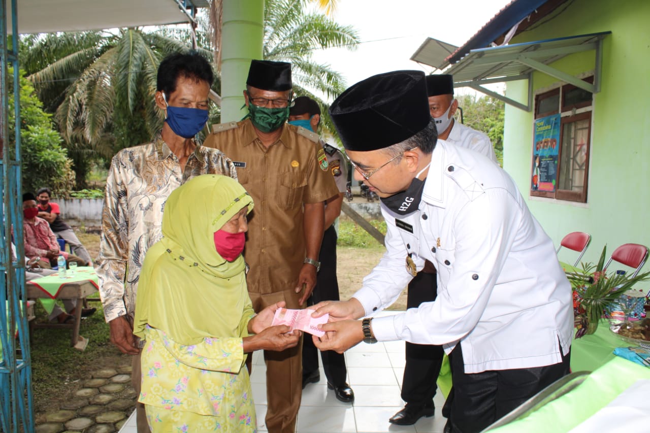 Serahkan BLT-DD di 6 Desa, Bupati Juga Himbau Masyarakat Patuhi Protokol Kesehatan