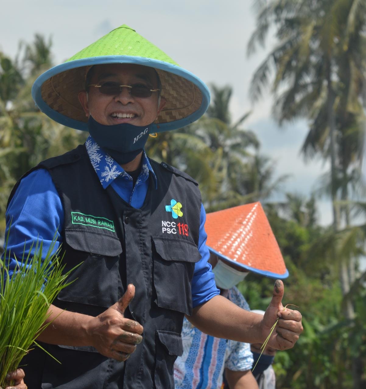 Upaya Menjaga Ketahanan Pangan Mura di Masa Pandemi, Bupati Mura Tanam Bibit Padi