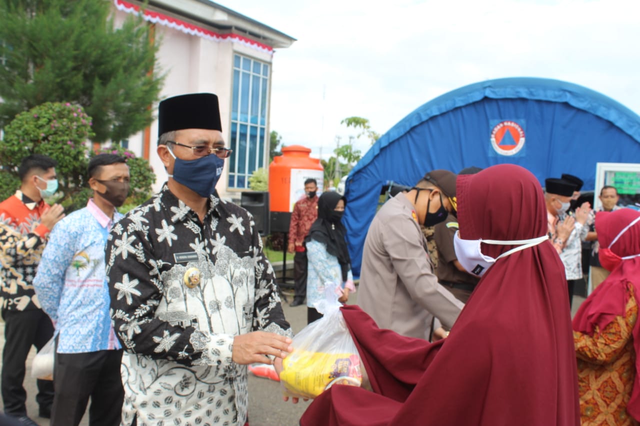 Bupati H2G Serahkan Bansos Untuk Guru Honorer SD dan SMP se Kabupaten Musi Rawas