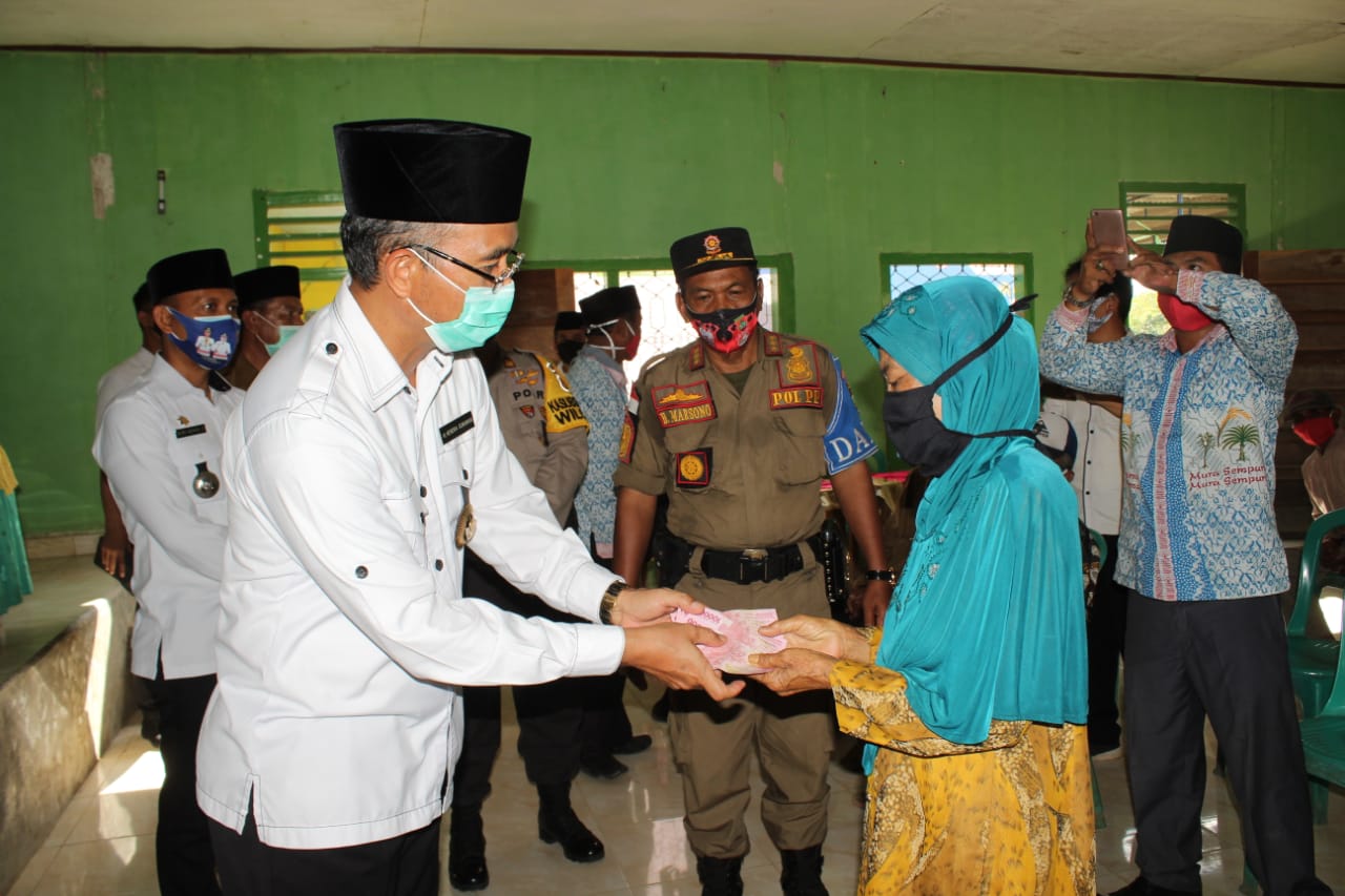 Bagikan BLT-DD, Bupati Beri Apresiasi Desa Transparansikan Data Penerima Bantuan