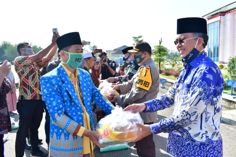 Bupati H2G Serahkan Bansos Untuk Ustad dan Ustadzah se Kabupaten Musi Rawas