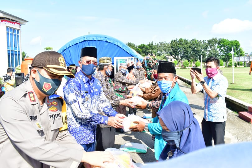 Bupati Mura Serahkan Bantuan Sosial Tahap III Untuk Dua Kecamatan