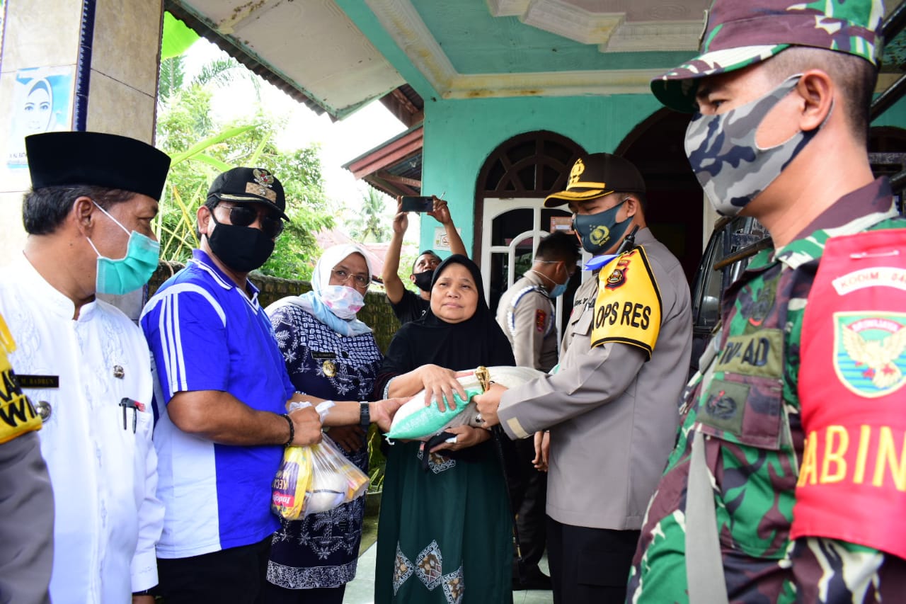 Wabup dan Kapolres Serahkan Langsung Bansos Tahap III Di Desa Tegalrejo